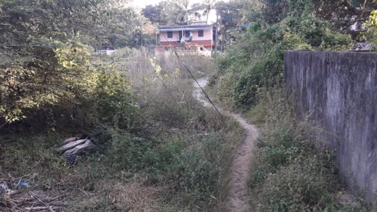 വഴി നല്കാതെ ദേവസ്വം ബോര്ഡ്, പഞ്ചായത്ത് തെരഞ്ഞെടുപ്പ് ബഹിഷ്ക്കരിക്കാനൊരുങ്ങി നാട്ടുകാര് വഴി നല്കാതെ ദേവസ്വം ബോര്ഡ്, പഞ്ചായത്ത് തെരഞ്ഞെടുപ്പ് ബഹിഷ്ക്കരിക്കാനൊരുങ്ങി നാട്ടുകാര്