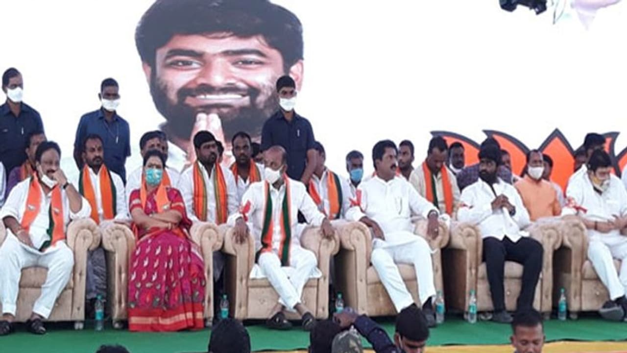 గ్రేటర్లో అధికార పార్టీకి షాక్... బిజెపి గూటికి టీఆర్ఎస్ కార్పోరేటర్ గ్రేటర్లో అధికార పార్టీకి షాక్... బిజెపి గూటికి టీఆర్ఎస్ కార్పోరేటర్