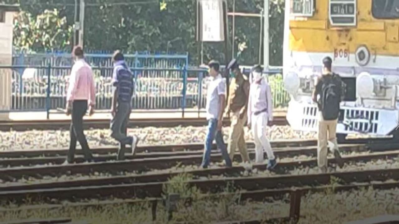 বুধবার থেকে চাকা গড়বে লোকাল ট্রেনের, হাওড়ায় খুলল টিকিট কাউন্টার, চলছে চূড়ান্ত প্রস্তুতি বুধবার থেকে চাকা গড়বে লোকাল ট্রেনের, হাওড়ায় খুলল টিকিট কাউন্টার, চলছে চূড়ান্ত প্রস্তুতি