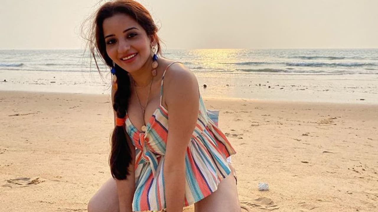 'অশ্লীল' পোজে সমুদ্রের মাঝে মোনালিসা, কুমন্তব্যে ভরছে নেটদুনিয়া 'অশ্লীল' পোজে সমুদ্রের মাঝে মোনালিসা, কুমন্তব্যে ভরছে নেটদুনিয়া