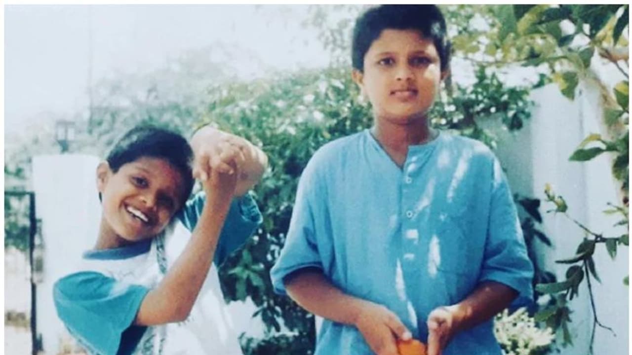 സൂപ്പര് ഹിറ്റ് നായകൻ സഹോദരനൊപ്പം, ഫോട്ടോ ഏറ്റെടുത്ത് ആരാധകര് സൂപ്പര് ഹിറ്റ് നായകൻ സഹോദരനൊപ്പം, ഫോട്ടോ ഏറ്റെടുത്ത് ആരാധകര്