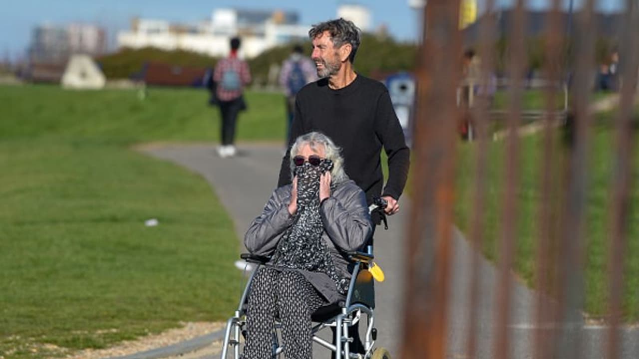 மக்களே, பயங்கர அதிர்ச்சி.. உருமாறிய கொரோனா.. மின்னல் வேகத்தில் பரவும் கொடூரம்.. மீண்டும் ஊரடங்கு..!! மக்களே, பயங்கர அதிர்ச்சி.. உருமாறிய கொரோனா.. மின்னல் வேகத்தில் பரவும் கொடூரம்.. மீண்டும் ஊரடங்கு..!!