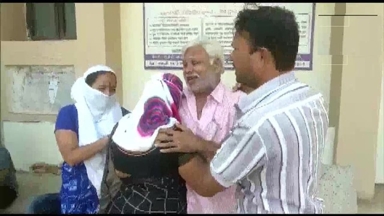 MSRTC ಬಸ್ ಕಂಡಕ್ಟರ್ ಆತ್ಮಹತ್ಯೆ, ಸಂಬಳ ನೀಡದ ಉದ್ಧವ್ ಸರ್ಕಾರ ವಿರುದ್ಧ ಆಕ್ರೋಶ! MSRTC ಬಸ್ ಕಂಡಕ್ಟರ್ ಆತ್ಮಹತ್ಯೆ, ಸಂಬಳ ನೀಡದ ಉದ್ಧವ್ ಸರ್ಕಾರ ವಿರುದ್ಧ ಆಕ್ರೋಶ!