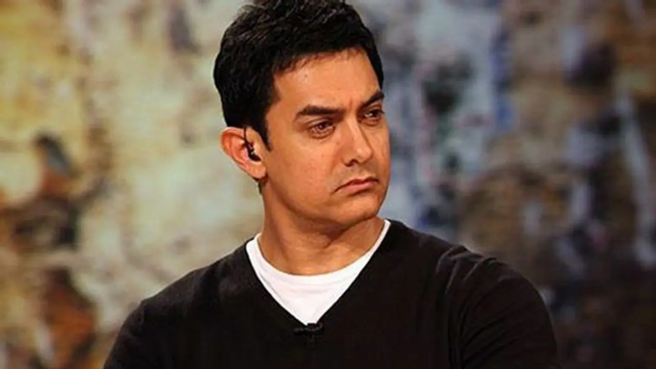 মুখে মাস্ক কই, শহরের বুকে আমিরের ক্রিকেট, ভিডিও ভাইরাল হতেই প্রশ্ন নেটদুনিয়ার