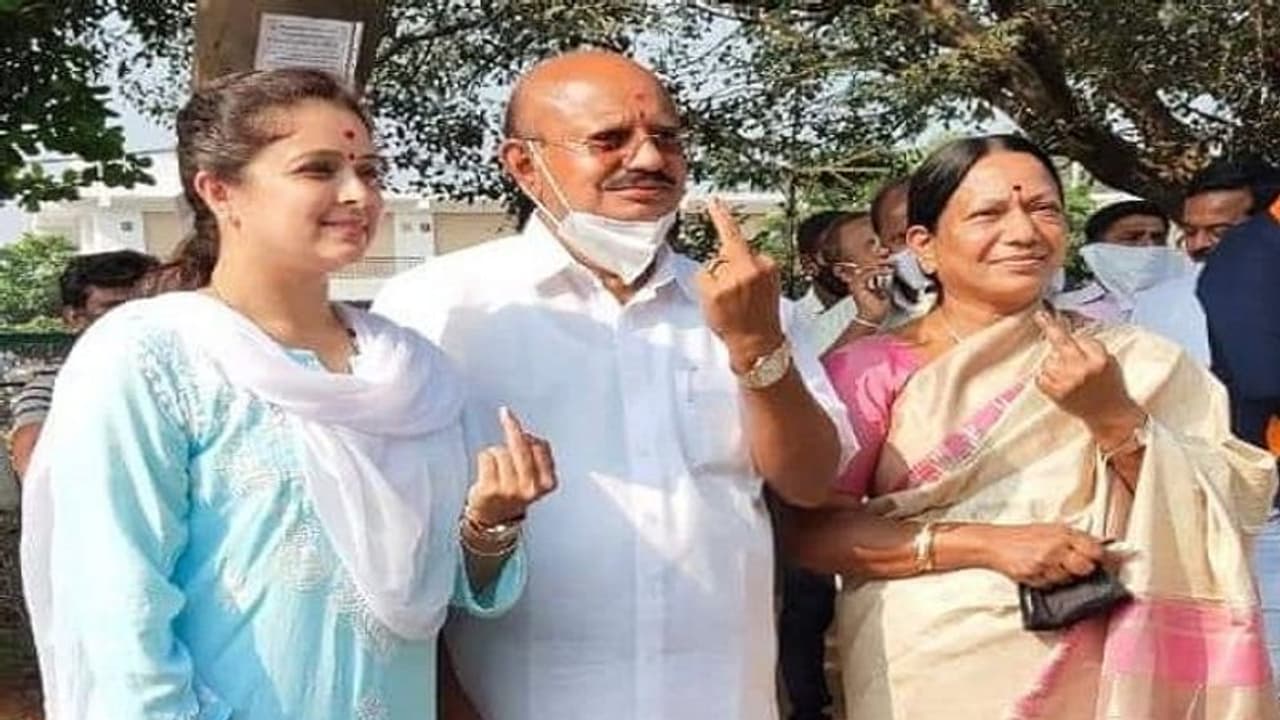 ಫಲಿತಾಂಶಕ್ಕೂ ಮುನ್ನ ಆಸ್ಪತ್ರೆಗೆ ದಾಖಲಾದ ಶಿರಾ ಕಾಂಗ್ರೆಸ್ ಅಭ್ಯರ್ಥಿ ಫಲಿತಾಂಶಕ್ಕೂ ಮುನ್ನ ಆಸ್ಪತ್ರೆಗೆ ದಾಖಲಾದ ಶಿರಾ ಕಾಂಗ್ರೆಸ್ ಅಭ್ಯರ್ಥಿ