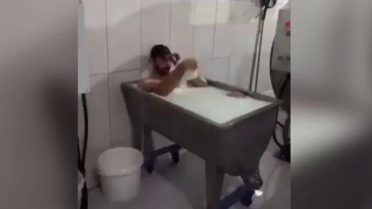 മില്‍ക്ക് പ്ലാന്റില്‍ ജോലി ചെയ്യുന്നയാള്‍ പാലില്‍ കുളിക്കുന്ന വീഡിയോ; സംഭവം വിവാദത്തില്‍...