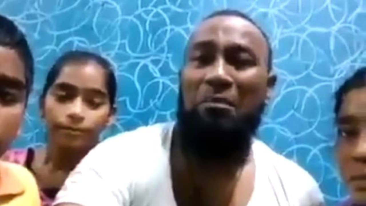 'পুলিশি অত্যাচার সইতে না পেরে' ট্রেনের সামনে ঝাঁপ দিল মুসলিম পরিবার, ব্যাপক ক্ষোভের মুখে জগন 'পুলিশি অত্যাচার সইতে না পেরে' ট্রেনের সামনে ঝাঁপ দিল মুসলিম পরিবার, ব্যাপক ক্ষোভের মুখে জগন