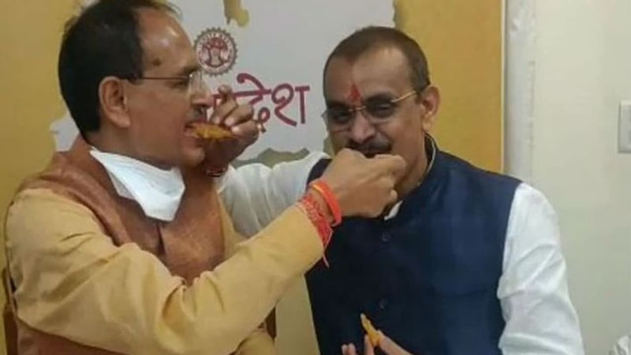 मध्य प्रदेश विधानसभा उपचुनाव रिजल्ट: भाजपा का मुंह मीठा, लेकिन समधी से हारीं इमरती मध्य प्रदेश विधानसभा उपचुनाव रिजल्ट: भाजपा का मुंह मीठा, लेकिन समधी से हारीं इमरती