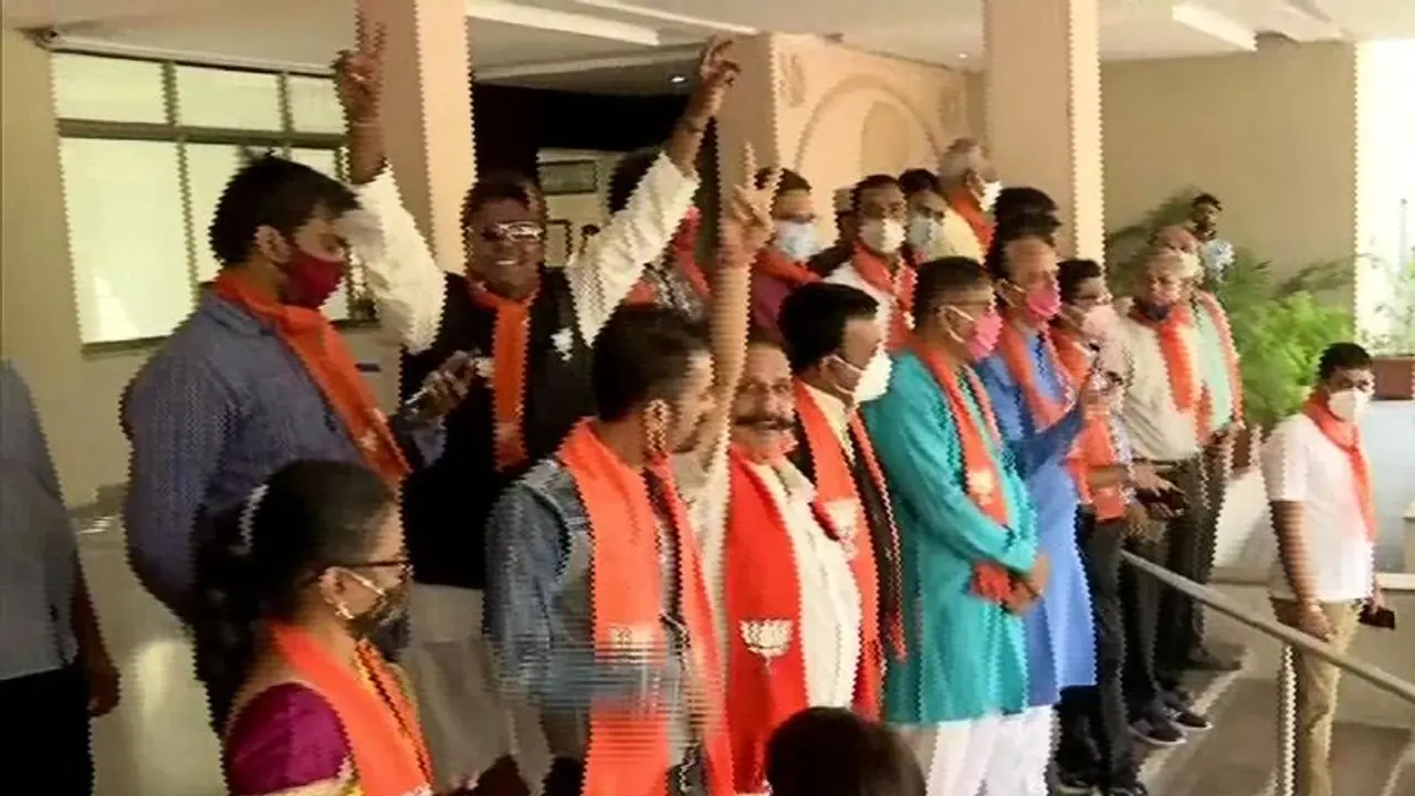 মধ্যপ্রদেশ, উত্তরপ্রদেশ, গুজরাত কমল ফুটছে উপনির্বাচনেও, ইভিএম নিয়ে প্রশ্ন তুললেন দিগ্বিজয় মধ্যপ্রদেশ, উত্তরপ্রদেশ, গুজরাত কমল ফুটছে উপনির্বাচনেও, ইভিএম নিয়ে প্রশ্ন তুললেন দিগ্বিজয়