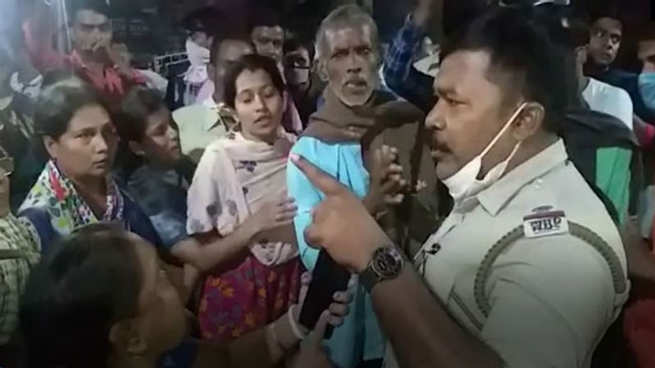 বাজি বিক্রির অভিযোগে আটক ৩, প্রতিবাদে কাঁচড়াপাড়ায় রাস্তা অবরোধ করে বিক্ষোভ বাজি বিক্রেতাদের