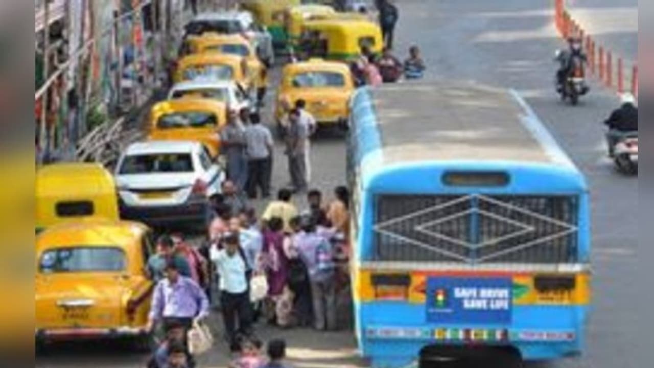 লোকাল ট্রেন চালু হতেই গতি বাড়ল সড়ক পরিবহণেও, রাস্তায় নামছে অতিরিক্ত বাস ও অটো লোকাল ট্রেন চালু হতেই গতি বাড়ল সড়ক পরিবহণেও, রাস্তায় নামছে অতিরিক্ত বাস ও অটো