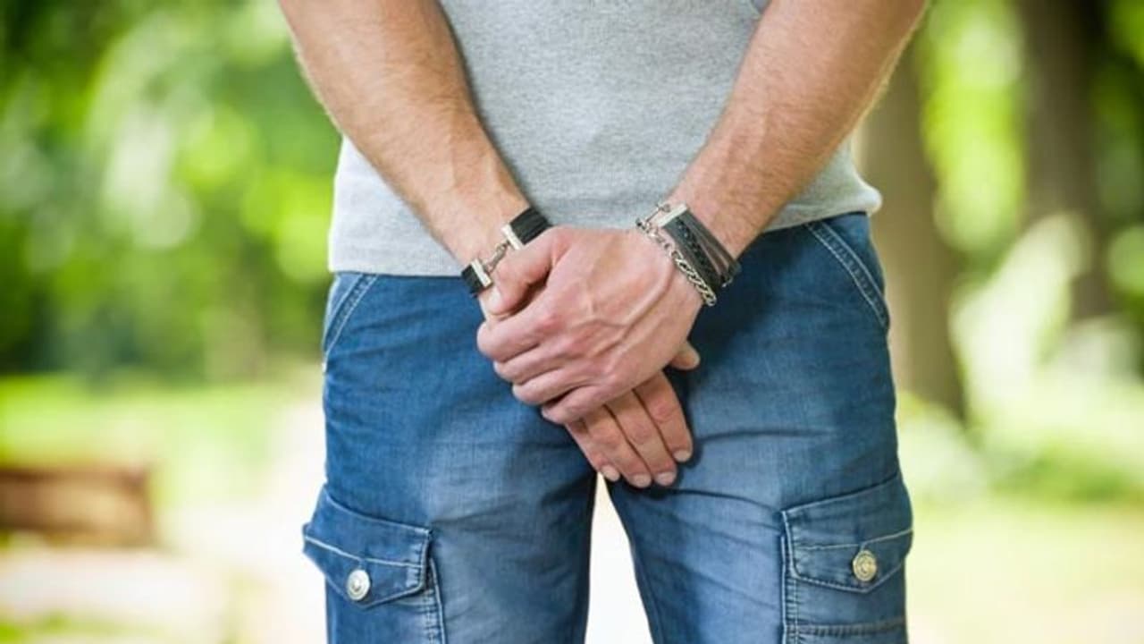 OMG! नींद में शख्स ने काटा अपना प्राइवेट पार्ट, हॉस्पिटल में आंख खुली तो रह गया दंग