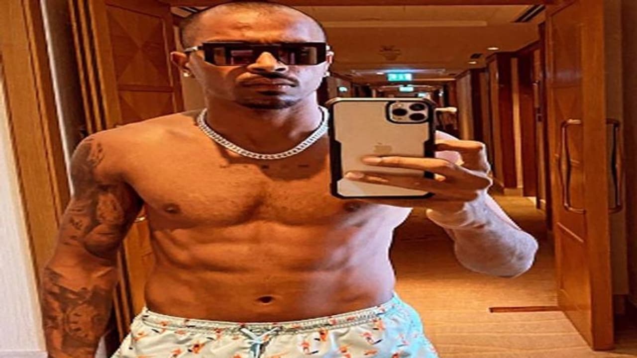 मैच से ठीक पहले होटल रूम में हार्दिक ने उतारे कपड़े, सेमी न्यूड तस्वीर के साथ लिखी ऐसी बात मैच से ठीक पहले होटल रूम में हार्दिक ने उतारे कपड़े, सेमी न्यूड तस्वीर के साथ लिखी ऐसी बात