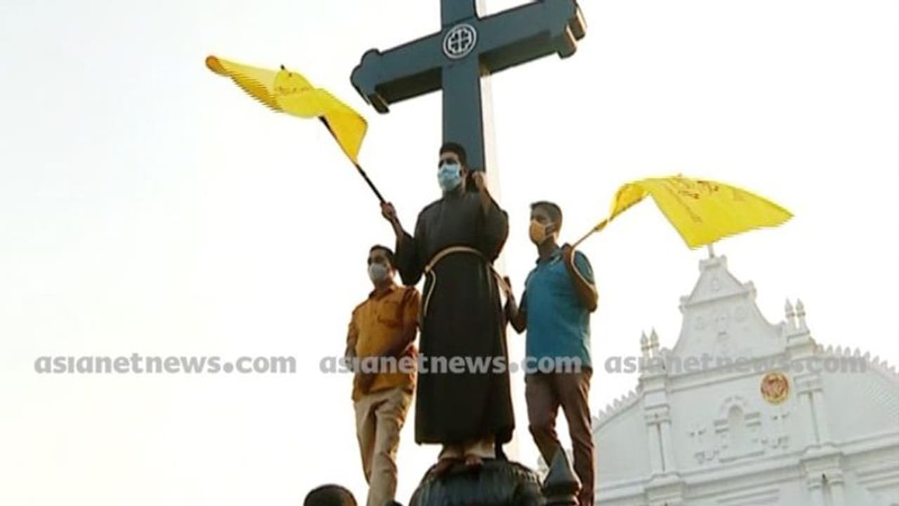കോതമംഗലം പള്ളിക്ക് മുമ്പിൽ നിരാഹാര സമരവുമായി യാക്കോബായ വിഭാഗം; പള്ളി വിട്ടുകൊടുക്കില്ലെന്ന് ഇടവക വികാരി കോതമംഗലം പള്ളിക്ക് മുമ്പിൽ നിരാഹാര സമരവുമായി യാക്കോബായ വിഭാഗം; പള്ളി വിട്ടുകൊടുക്കില്ലെന്ന് ഇടവക വികാരി