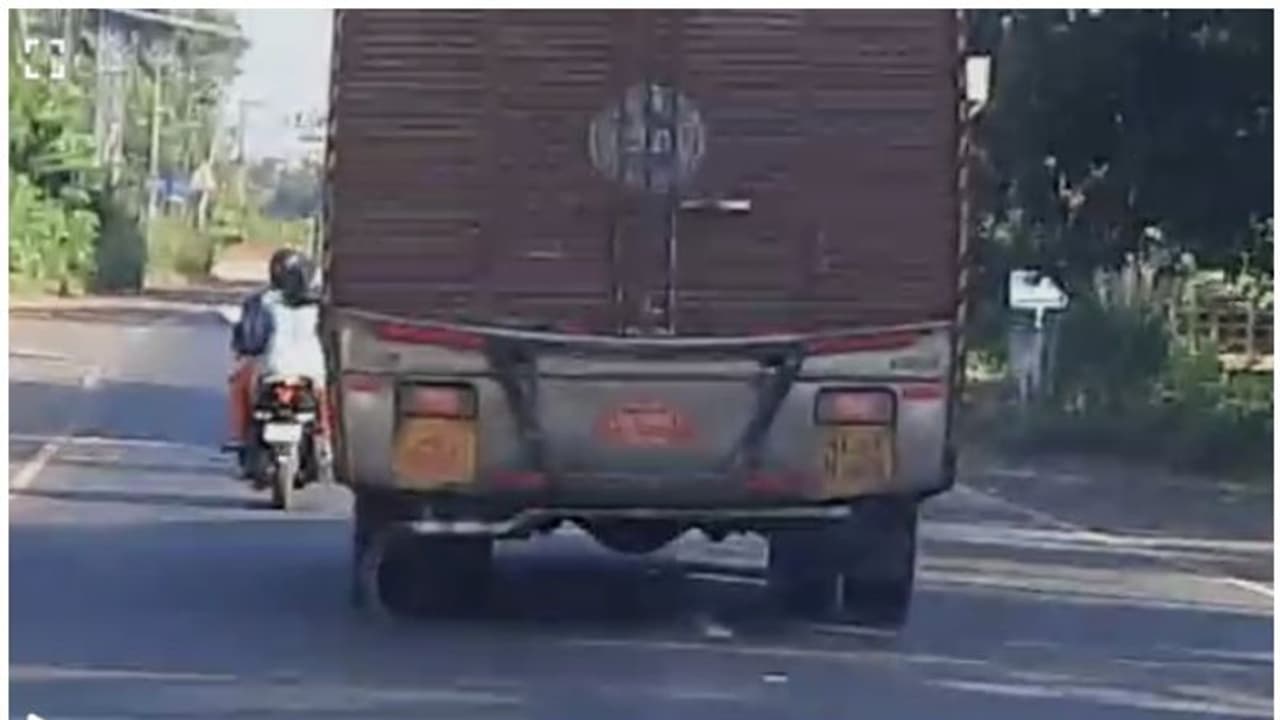 മലിനജലം റോഡിലൊഴുക്കി ഓടിയത് കിലോമീറ്ററുകള്, ഒടുവില് മീന്ലോറിക്ക് കിട്ടിയത് മുട്ടന്പണി! മലിനജലം റോഡിലൊഴുക്കി ഓടിയത് കിലോമീറ്ററുകള്, ഒടുവില് മീന്ലോറിക്ക് കിട്ടിയത് മുട്ടന്പണി!