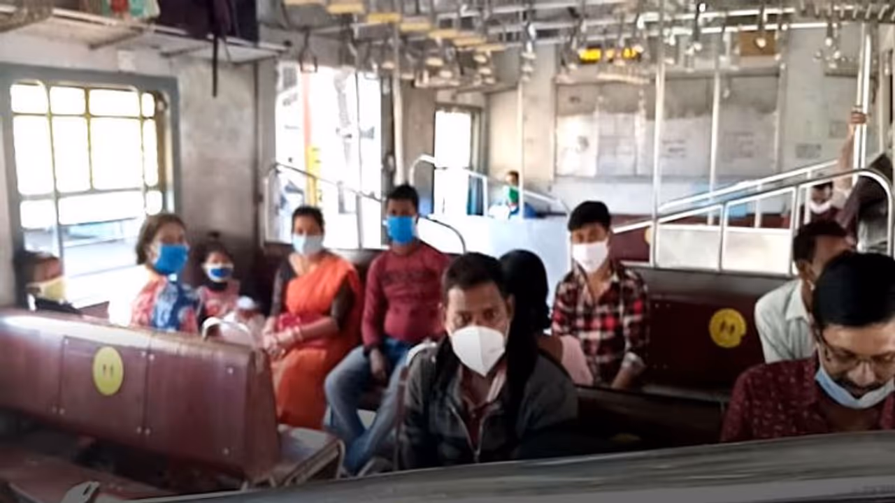 সামাজিক দূরত্ব বিধি মেনে রাজ্যে চাকা গড়াল লোকাল ট্রেন, সাড়ে ৭ মাস পর পরিষেবা পেয়ে খুশি যাত্রীরা