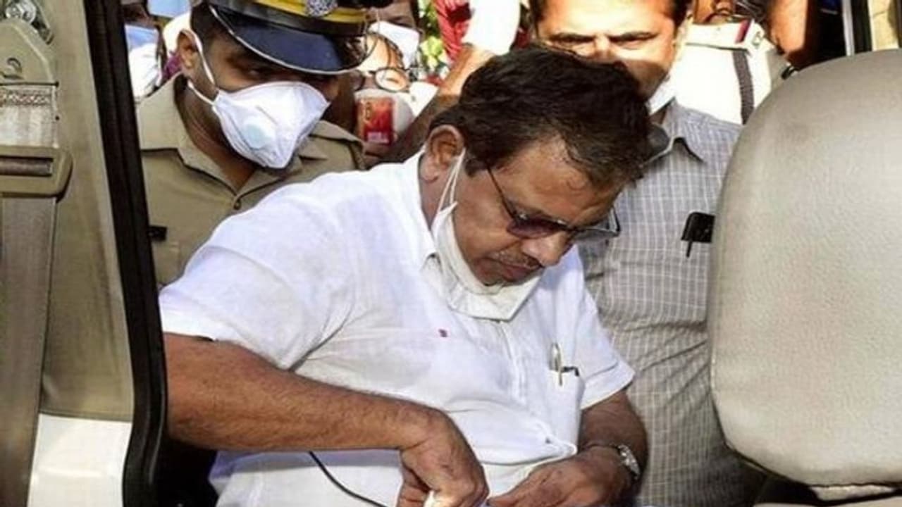 കമറുദ്ദീന്റെ ജാമ്യാപേക്ഷയിൽ ശക്തമായ വാദം, വിധി നാളെ; 11 കേസുകളിൽ കൂടി അറസ്റ്റിന് അനുമതി കമറുദ്ദീന്റെ ജാമ്യാപേക്ഷയിൽ ശക്തമായ വാദം, വിധി നാളെ; 11 കേസുകളിൽ കൂടി അറസ്റ്റിന് അനുമതി