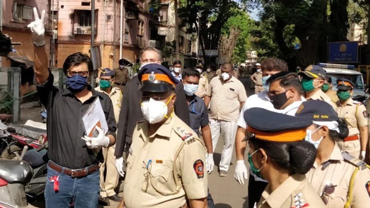 SC ने अर्नब गोस्वामी को दी जमानत, कहा– पुलिस तुरंत माने आदेश, सरकार किसी को निशाना नहीं बना सकती SC ने अर्नब गोस्वामी को दी जमानत, कहा– पुलिस तुरंत माने आदेश, सरकार किसी को निशाना नहीं बना सकती