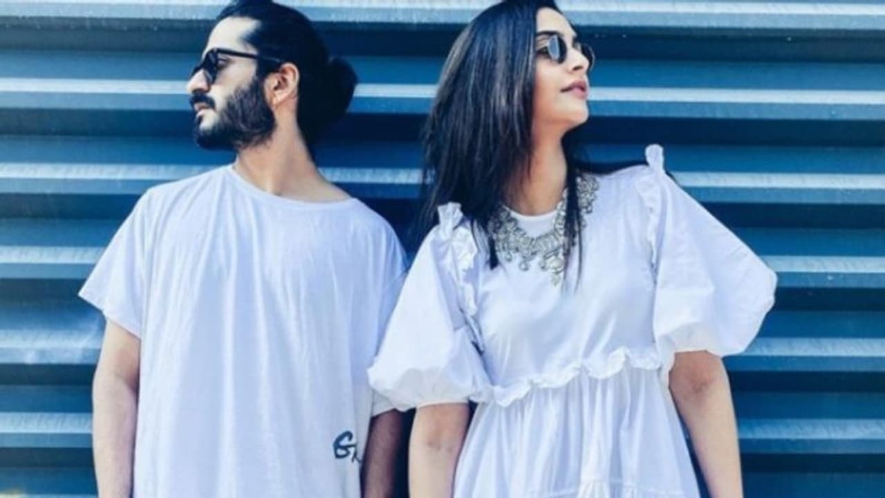 ഒരിക്കലും 'ഔട്ട്' ആകാത്ത ട്രെന്‍ഡ്; സഹോദരനൊപ്പമുള്ള ഫോട്ടോയുമായി സോനം കപൂര്‍