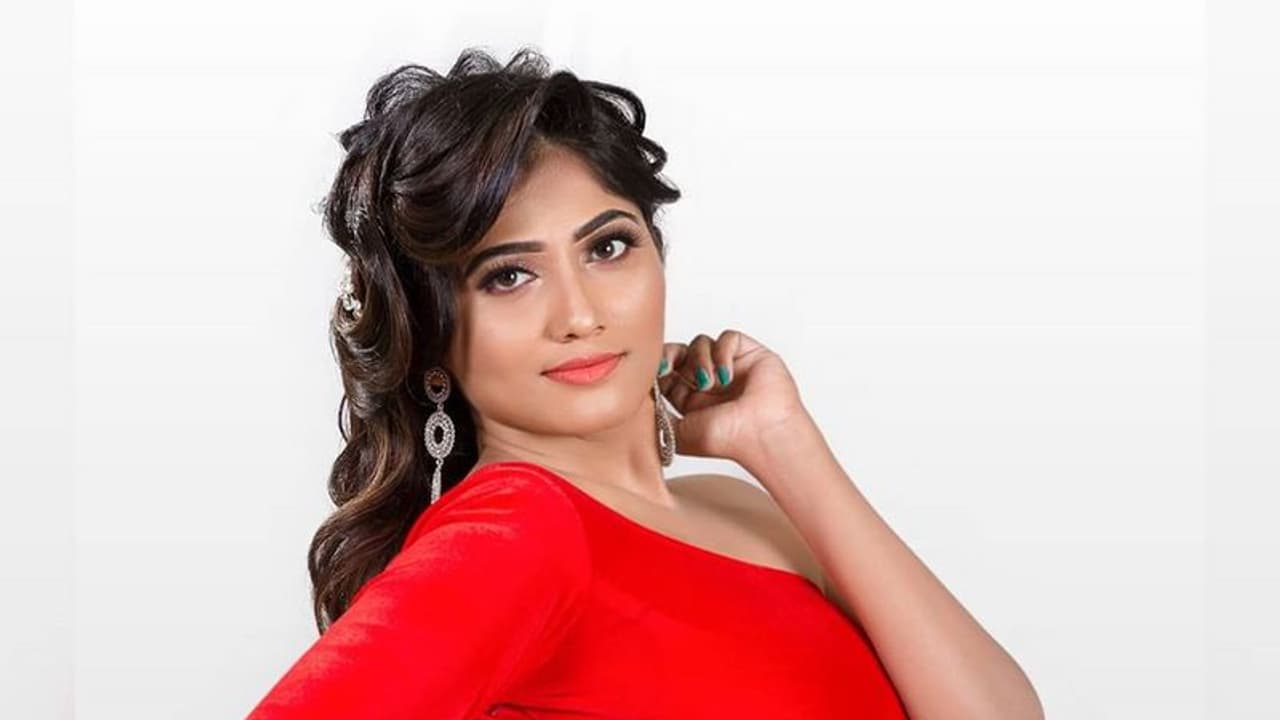 <h2> </h2>
<p>ஜல்லிக்கட்டு போராட்டத்தின் போது விதவிதமாக கோஷம் போட்டு மீடியாக்களின் கவனத்தை ஈர்த்தவர் ஜூலி. அதன் மூலம் பிக்பாஸ் நிகழ்ச்சியின் முதல் சீசனில் போட்டியாளராக பங்கேற்றார்.</p>
<h2> </h2>
<p>ஜல்லிக்கட்டு போராட்டத்தின் போது விதவிதமாக கோஷம் போட்டு மீடியாக்களின் கவனத்தை ஈர்த்தவர் ஜூலி. அதன் மூலம் பிக்பாஸ் நிகழ்ச்சியின் முதல் சீசனில் போட்டியாளராக பங்கேற்றார்.</p>
