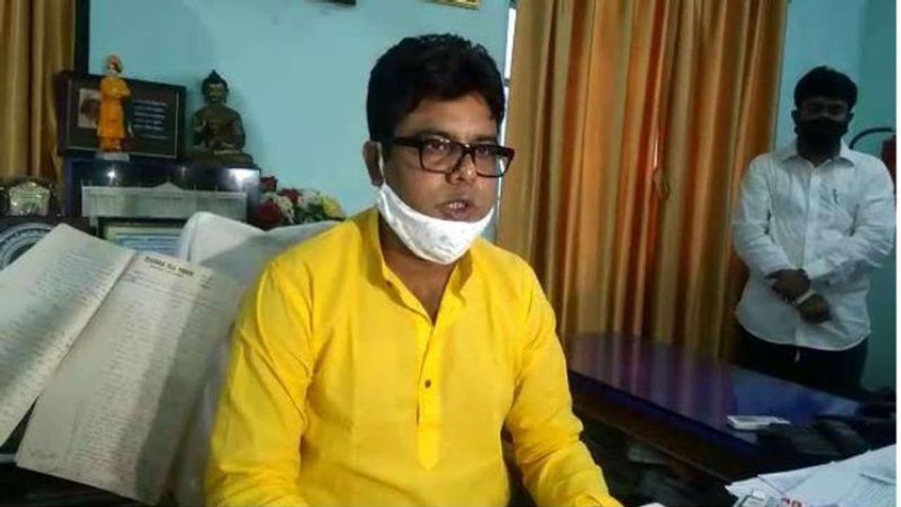 শুভেন্দুর সঙ্গে ঘনিষ্ঠতার জের, দলীয় নেতৃত্বের কোপে মুর্শিদাবাদের জেলা পরিষদের সভাধিপতি শুভেন্দুর সঙ্গে ঘনিষ্ঠতার জের, দলীয় নেতৃত্বের কোপে মুর্শিদাবাদের জেলা পরিষদের সভাধিপতি