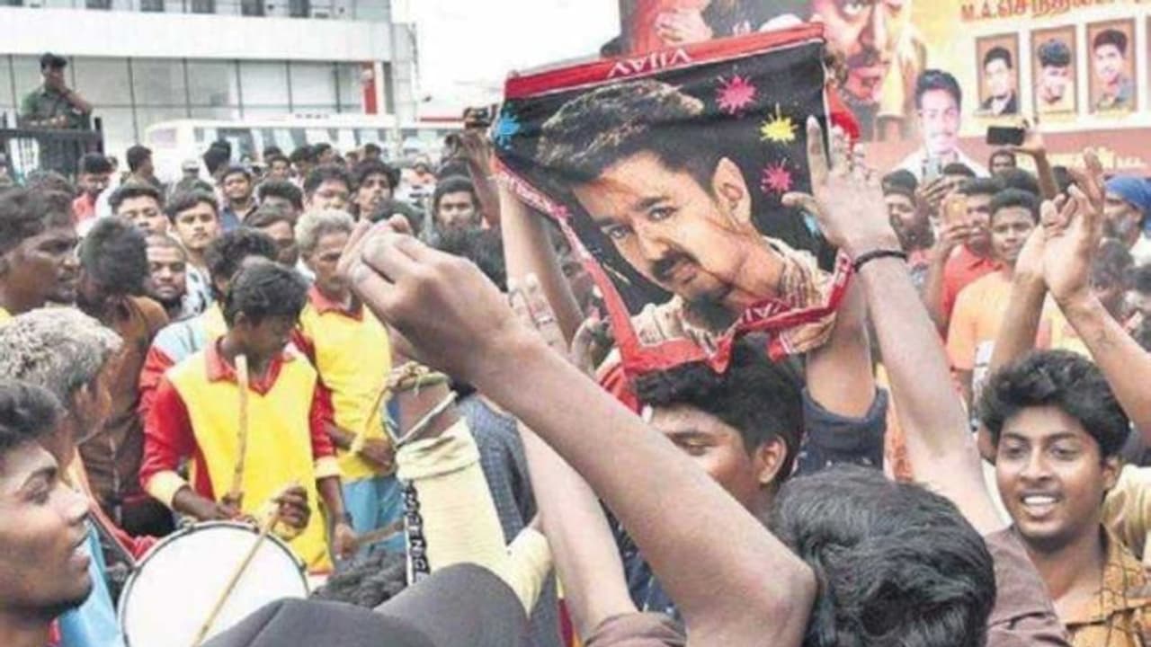 'രാഷ്ട്രീയ പാര്ട്ടിയായി പ്രവര്ത്തിച്ചാല് നടപടി'; വിജയ് ഫാന്സ് അസോസിയേഷനില് നേതൃമാറ്റം 'രാഷ്ട്രീയ പാര്ട്ടിയായി പ്രവര്ത്തിച്ചാല് നടപടി'; വിജയ് ഫാന്സ് അസോസിയേഷനില് നേതൃമാറ്റം