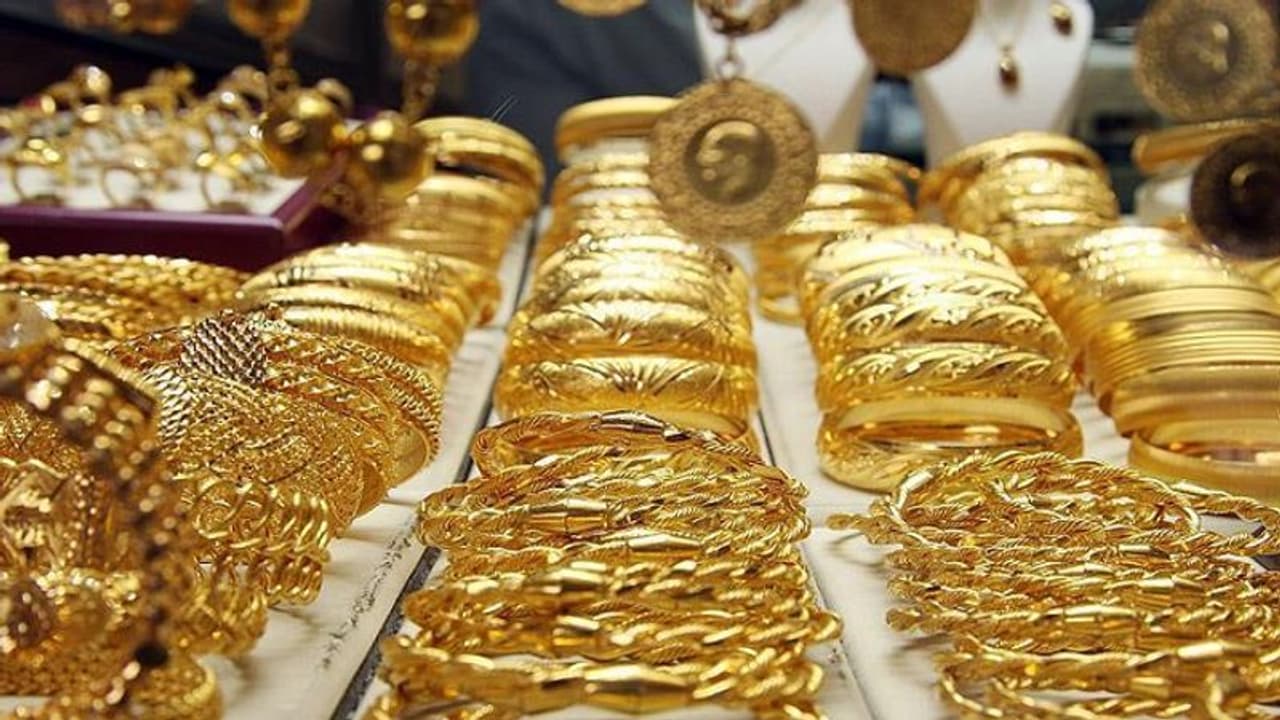 Gold Rate Today : ഇന്നലെ കൂടിയതിന്റെ ഇരട്ടി ഇന്ന് കുറഞ്ഞു; സ്വർണം വാങ്ങാൻ തയ്യാറായിക്കോളൂ Gold Rate Today : ഇന്നലെ കൂടിയതിന്റെ ഇരട്ടി ഇന്ന് കുറഞ്ഞു; സ്വർണം വാങ്ങാൻ തയ്യാറായിക്കോളൂ