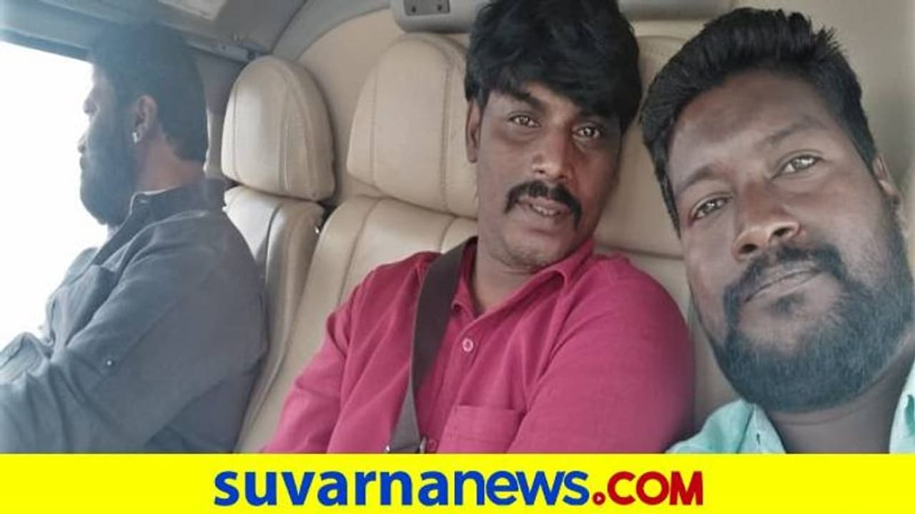 ಹೆಲಿಕಾಪ್ಟರ್ನಲ್ಲಿ ಕರೆದೊಯ್ದು ಅಭಿಮಾನಿಗಳ ಕನಸು ಈಡೇರಿಸಿದ ಆನಂದ್ ಸಿಂಗ್..! ಹೆಲಿಕಾಪ್ಟರ್ನಲ್ಲಿ ಕರೆದೊಯ್ದು ಅಭಿಮಾನಿಗಳ ಕನಸು ಈಡೇರಿಸಿದ ಆನಂದ್ ಸಿಂಗ್..!