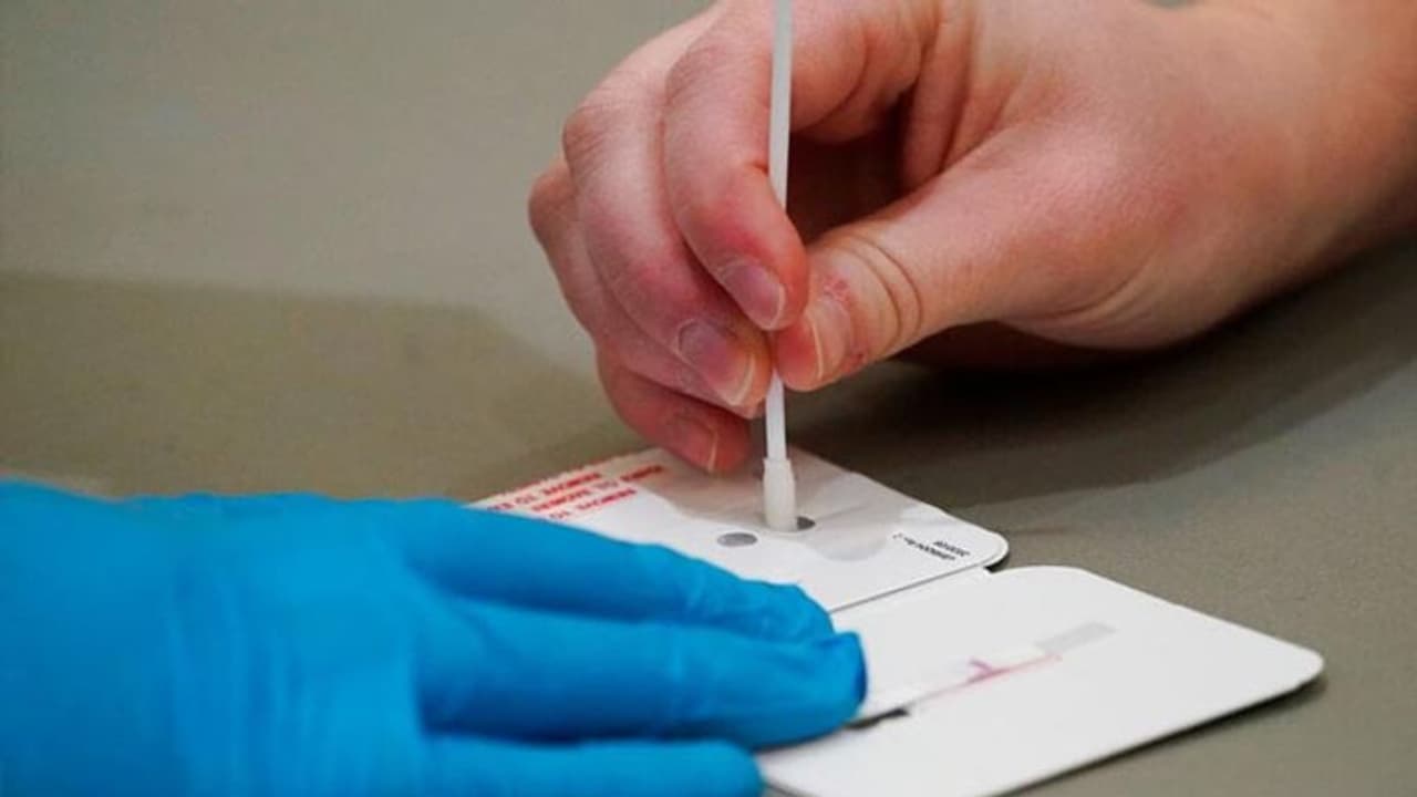 जज्बे को सलामः 52 साल के बुजुर्ग कोरोना से जंग जीतने के बाद 18 मरीजों की कर चुके मदद जज्बे को सलामः 52 साल के बुजुर्ग कोरोना से जंग जीतने के बाद 18 मरीजों की कर चुके मदद