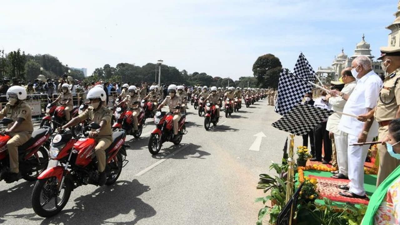 ಕರ್ನಾಟಕ ಪೊಲೀಸ್ ಇಲಾಖೆಗೆ ನೂತನ ಹೀರೋ ಗ್ಲಾಮರ್ ಬೈಕ್ ಕರ್ನಾಟಕ ಪೊಲೀಸ್ ಇಲಾಖೆಗೆ ನೂತನ ಹೀರೋ ಗ್ಲಾಮರ್ ಬೈಕ್