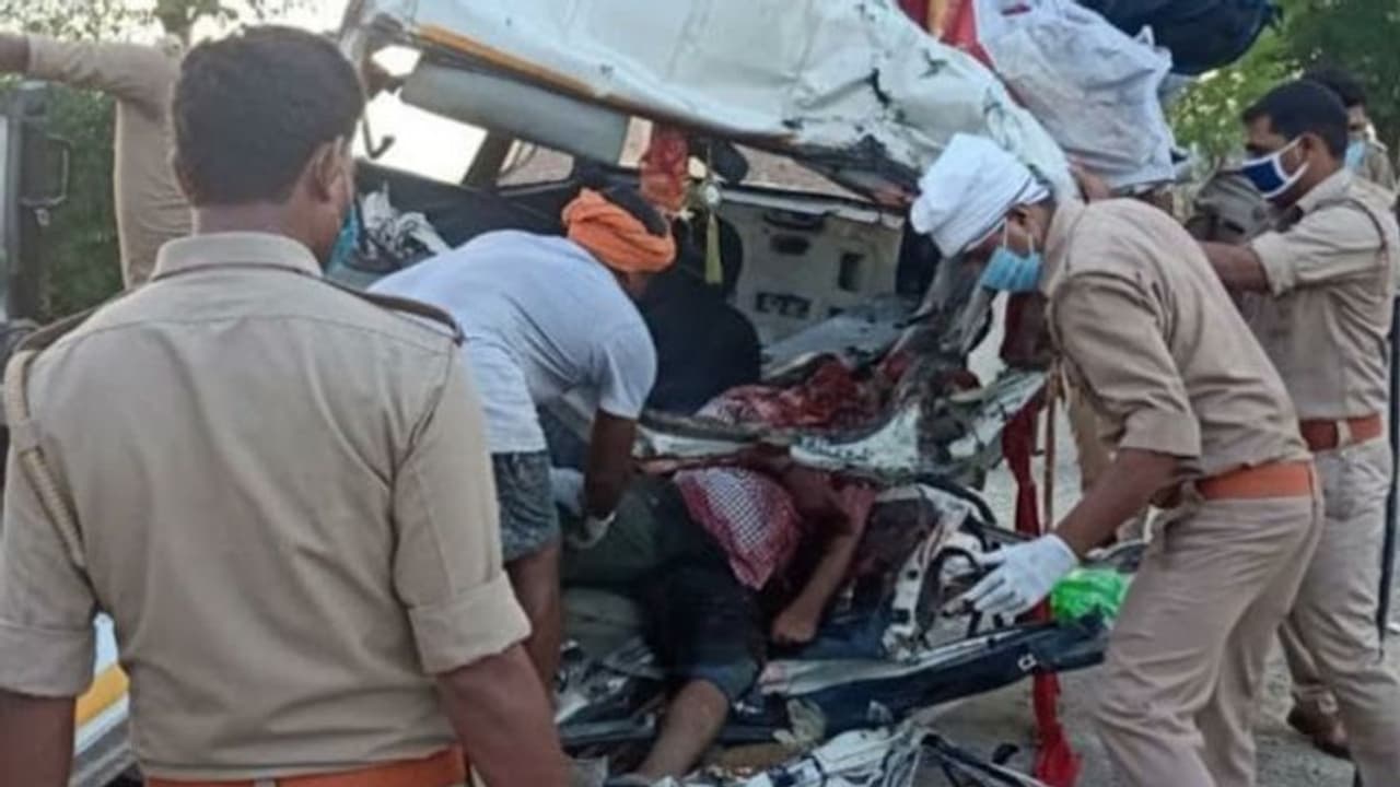 दीवाली मनाने घर जा रहे सेना के जवान और पत्नी की दर्दनाक मौत, चमत्कार ऐसा कि जिंदा बचा 5 साल का बच्चा दीवाली मनाने घर जा रहे सेना के जवान और पत्नी की दर्दनाक मौत, चमत्कार ऐसा कि जिंदा बचा 5 साल का बच्चा