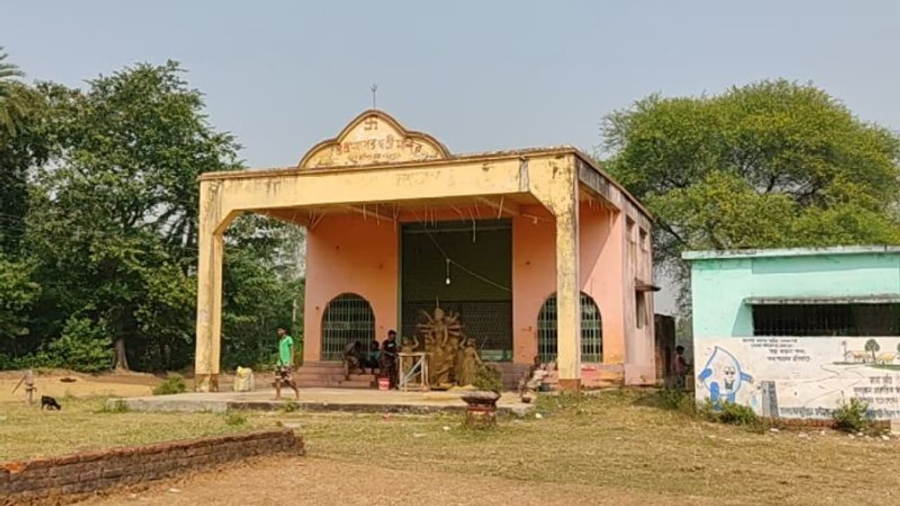 দীপাবলীর রাতে পূজিতা হন দেবী মহা সরস্বতী, তিনদিন ধরে উৎসব চলে বাঁকুড়ার প্রত্যন্ত গ্রামে দীপাবলীর রাতে পূজিতা হন দেবী মহা সরস্বতী, তিনদিন ধরে উৎসব চলে বাঁকুড়ার প্রত্যন্ত গ্রামে