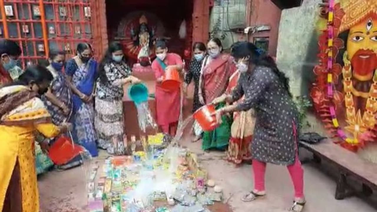 ঠাকুরপুকুরে বাজিতে জল ঢেলে নিষ্ক্রিয় করল মহিলারা, ওদিকে উলটপূরাণ সল্টলেকে ঠাকুরপুকুরে বাজিতে জল ঢেলে নিষ্ক্রিয় করল মহিলারা, ওদিকে উলটপূরাণ সল্টলেকে