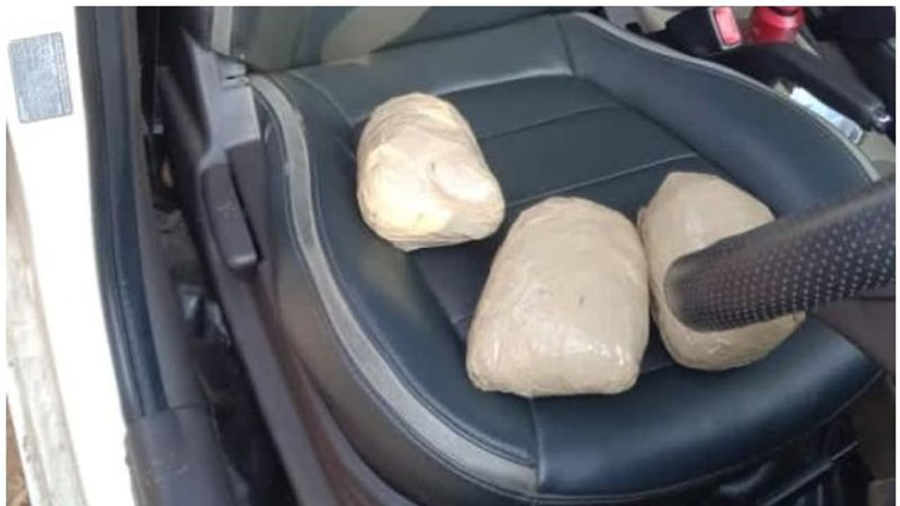 25 ലക്ഷത്തിന്റെ ഹാഷിഷ് ഓയില് കടത്ത്; ബെംഗളൂരുവില് മൂന്ന് മലയാളികള് പിടിയില് 25 ലക്ഷത്തിന്റെ ഹാഷിഷ് ഓയില് കടത്ത്; ബെംഗളൂരുവില് മൂന്ന് മലയാളികള് പിടിയില്