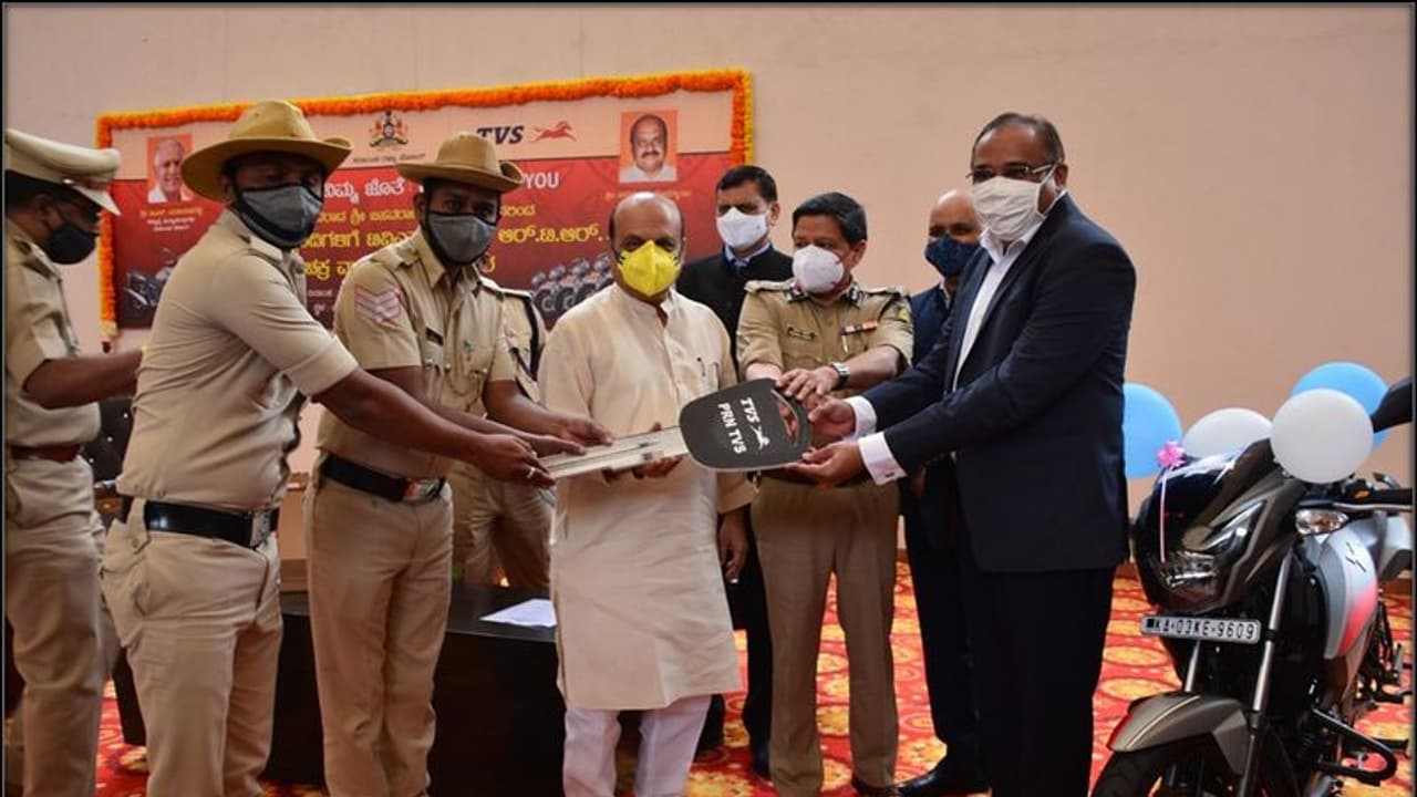 ಬೆಂಗಳೂರು ಪೊಲೀಸ್ ಇಲಾಖೆ ಸೇರಿದ 25 ಹೊಚ್ಚ ಹೊಸ TVS ಅಪಾಚೆ ಬೈಕ್! ಬೆಂಗಳೂರು ಪೊಲೀಸ್ ಇಲಾಖೆ ಸೇರಿದ 25 ಹೊಚ್ಚ ಹೊಸ TVS ಅಪಾಚೆ ಬೈಕ್!