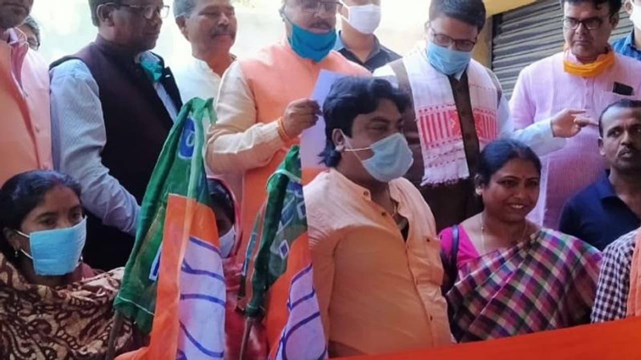 এবার পুরুলিয়ায় কংগ্রেস বিধায়কের পরিবারে ভাঙন, দলবদল করলেন দুই ভাইপো এবার পুরুলিয়ায় কংগ্রেস বিধায়কের পরিবারে ভাঙন, দলবদল করলেন দুই ভাইপো