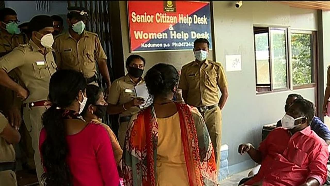 മദ്യപിച്ച് ഭാര്യയെയും മക്കളെയും ഉപദ്രവിച്ച് ഭര്ത്താവ്; കേസെടുക്കാത്തതില് എംഎല്എയുടെ പ്രതിഷേധം മദ്യപിച്ച് ഭാര്യയെയും മക്കളെയും ഉപദ്രവിച്ച് ഭര്ത്താവ്; കേസെടുക്കാത്തതില് എംഎല്എയുടെ പ്രതിഷേധം