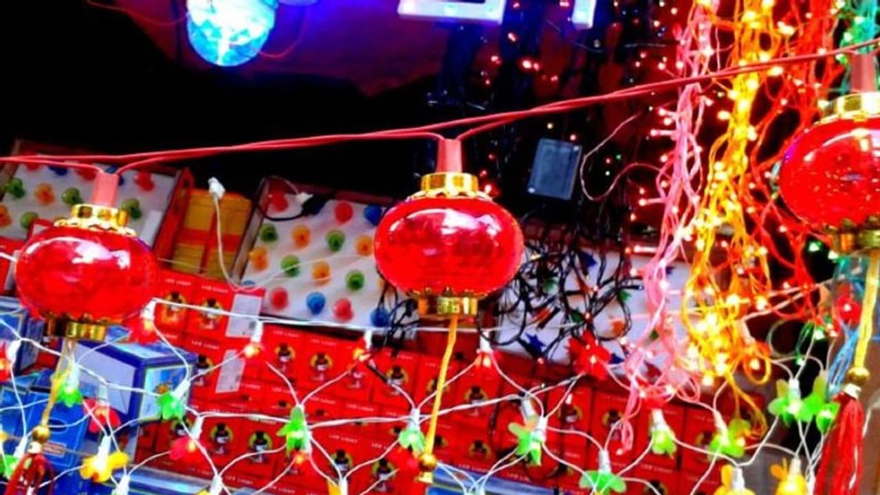 রাগ নেই 'দেশপ্রেমিক'দের, দীপাবলির মুখে শহরে দেদার কিনছে চিনা আলো