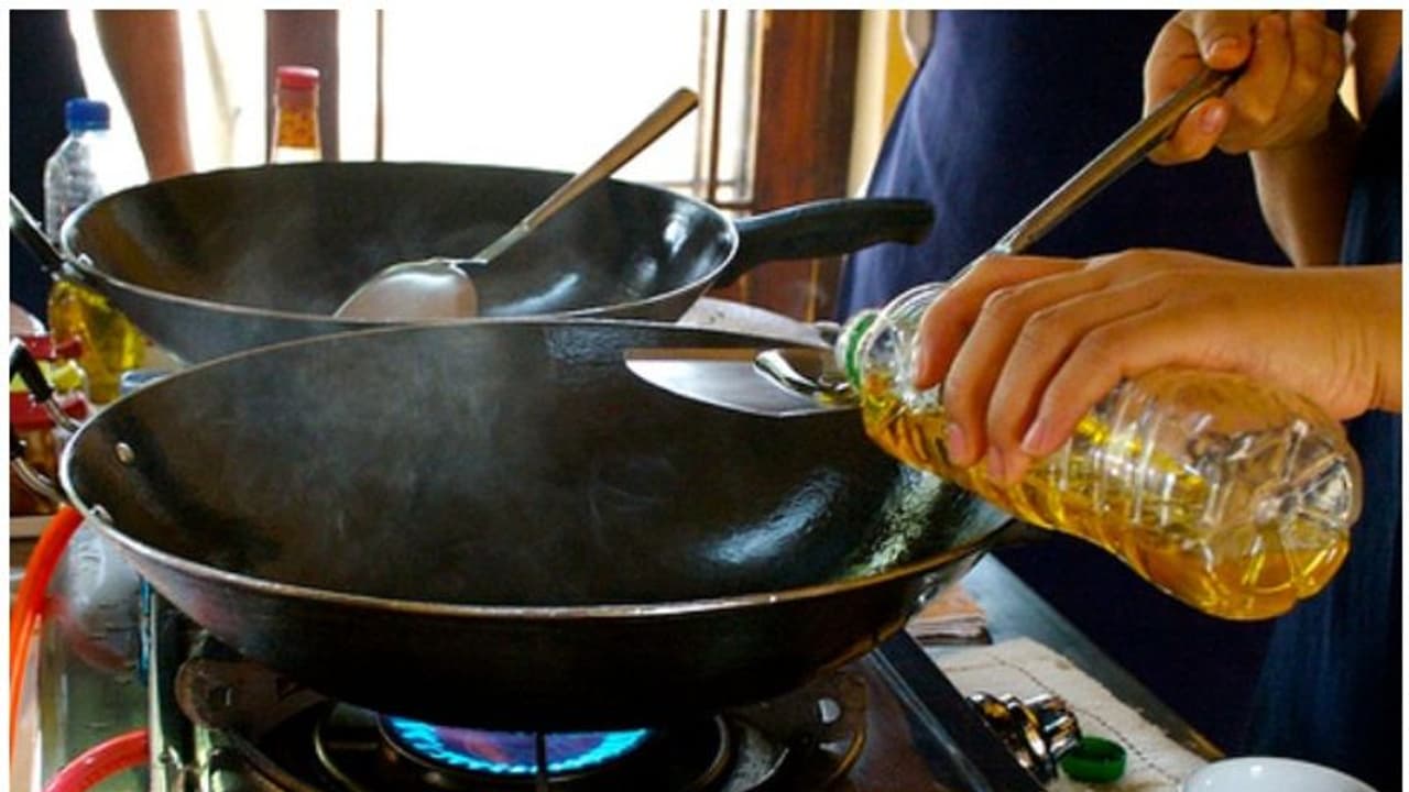 എണ്ണ അധികം ഉപയോഗിക്കേണ്ട, പകരം ചെയ്യേണ്ടത്... എണ്ണ അധികം ഉപയോഗിക്കേണ്ട, പകരം ചെയ്യേണ്ടത്...