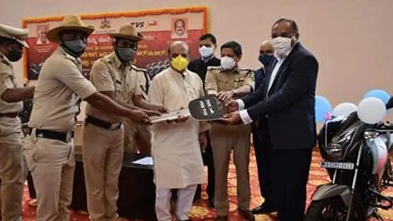 బెంగుళూరు పోలీసులకు అపాచీ ఆర్టీఆర్ 160 బైకులను విరాళంగా ఇచ్చిన టీవీఎస్ సంస్థ బెంగుళూరు పోలీసులకు అపాచీ ఆర్టీఆర్ 160 బైకులను విరాళంగా ఇచ్చిన టీవీఎస్ సంస్థ