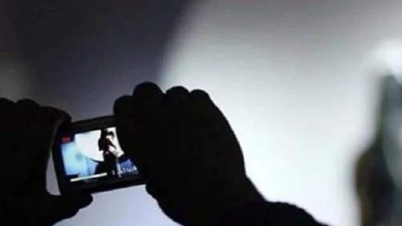 जीजा की बहन से बनाया शारीरिक संबंध,सोशल मीडिया पर वायरल किया फोटो जीजा की बहन से बनाया शारीरिक संबंध,सोशल मीडिया पर वायरल किया फोटो