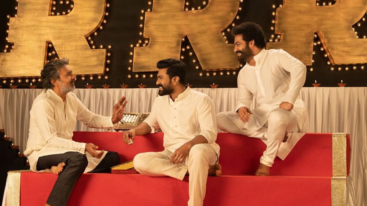 దీపావళికి ఎన్టీఆర్, చరణ్, జక్కన్నలు భలే సర్ప్రైజ్ ఇచ్చారే..! దీపావళికి ఎన్టీఆర్, చరణ్, జక్కన్నలు భలే సర్ప్రైజ్ ఇచ్చారే..!