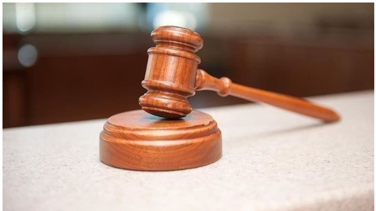 రహస్య గదిలో 9 డెడ్బాడీలు: దోషికి మరణశిక్ష విధింపు రహస్య గదిలో 9 డెడ్బాడీలు: దోషికి మరణశిక్ష విధింపు