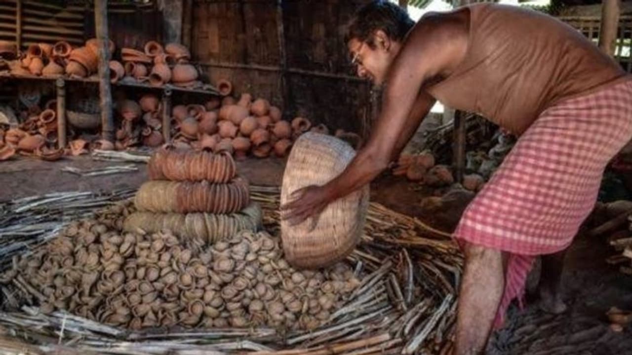 Earthen Lamps চিনা লাইট নিষিদ্ধ, ব্যবসায় জোয়ারের আশা মাটির প্রদীপশিল্পীদের Earthen Lamps চিনা লাইট নিষিদ্ধ, ব্যবসায় জোয়ারের আশা মাটির প্রদীপশিল্পীদের
