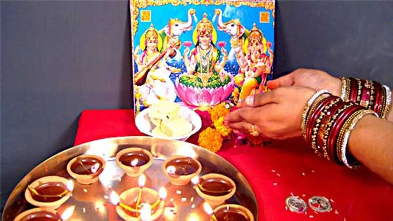 কালীপুজোর দিন বাড়ির লক্ষ্মীকে দিন এই ভোগ, সংসারে হবে টাকার বৃষ্টি 