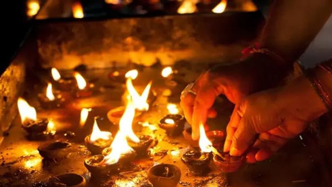 ഇന്ന് ദീപാവലി, കൊവിഡ് പശ്ചാത്തലത്തിൽ കരുതലോടെ ആഘോഷം വീടുകളിൽ ഇന്ന് ദീപാവലി, കൊവിഡ് പശ്ചാത്തലത്തിൽ കരുതലോടെ ആഘോഷം വീടുകളിൽ