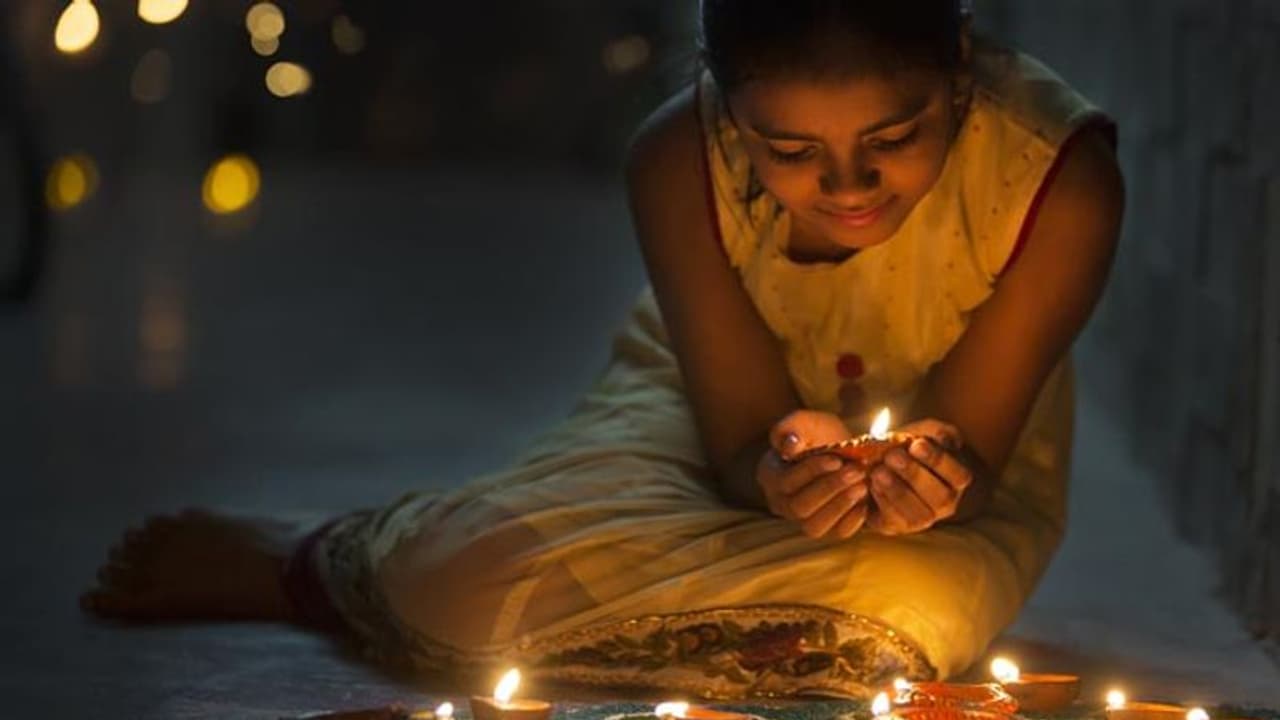 বাজির ধোঁয়া থেকে কীভাবে চোখকে সুরক্ষিত রাখবেন, পরামর্শ দিচ্ছেন চক্ষু বিশেষজ্ঞ সোহম বসাক