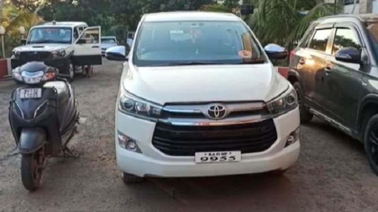 ಐಪಿಎಲ್ ಬೆಟ್ಟಿಂಗ್: ಬಂಧಿತ ಆರೋಪಿಯಿಂದ ಜಪ್ತಿ ಮಾಡಿದ ಕಾರು ಬಿಜೆಪಿ ಶಾಸಕನ ಪತ್ನಿಯದ್ದು...! ಐಪಿಎಲ್ ಬೆಟ್ಟಿಂಗ್: ಬಂಧಿತ ಆರೋಪಿಯಿಂದ ಜಪ್ತಿ ಮಾಡಿದ ಕಾರು ಬಿಜೆಪಿ ಶಾಸಕನ ಪತ್ನಿಯದ್ದು...!