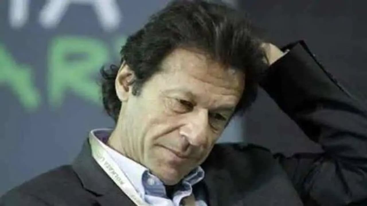 Imran Khan সেনা সরকারের মাঝে পিষছেন ইমরান,পদত্যাগ করতে পারেন পাক প্রধানমন্ত্রী Imran Khan সেনা সরকারের মাঝে পিষছেন ইমরান,পদত্যাগ করতে পারেন পাক প্রধানমন্ত্রী
