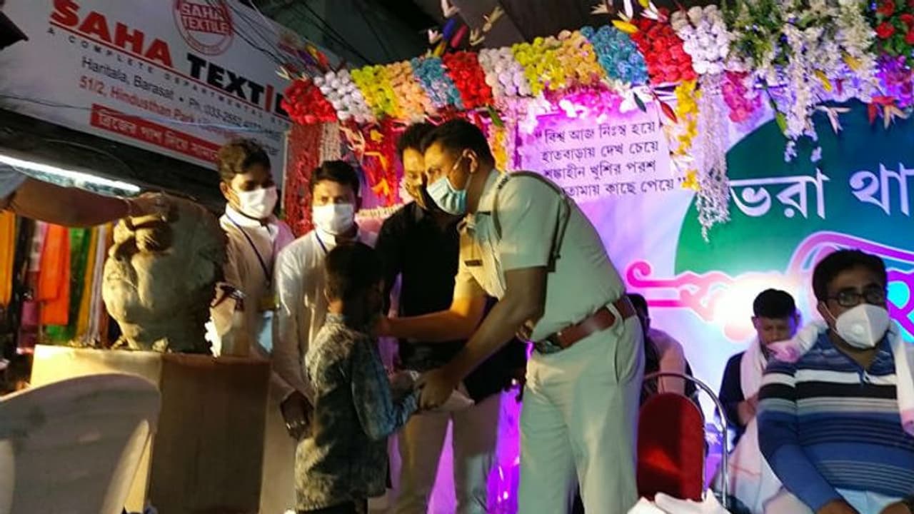 তৃণমূল নেতার স্মরণসভায় উর্দি পরে হাজির থানার ওসি, সংবর্ধনা নেওয়ায় শুরু রাজনৈতিক বিতর্ক তৃণমূল নেতার স্মরণসভায় উর্দি পরে হাজির থানার ওসি, সংবর্ধনা নেওয়ায় শুরু রাজনৈতিক বিতর্ক